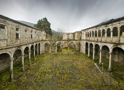 Claustro do mosteiro de Santa María de Melón