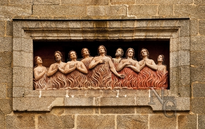 Escultura na fachada da capela das Ánimas de Santiago de Compostela