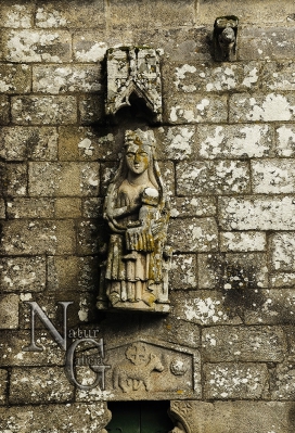 Imaxe de Santa Ana sobre a porta da capela dos Deza